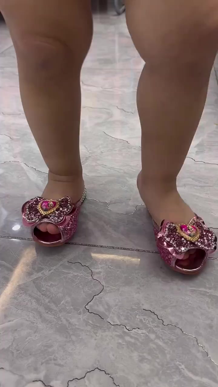 胖腿宝宝脚胖买鞋真得买大一号,公主出街啦