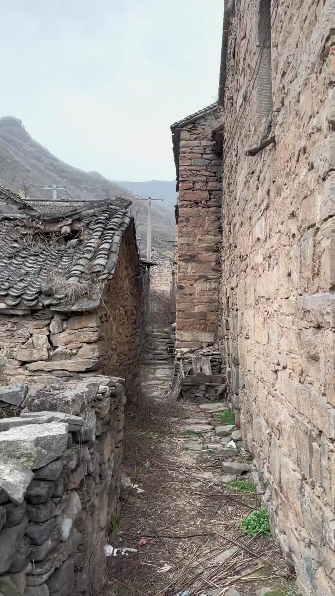 古老原始的小山村,走在狭小的胡同里,看着曾经之前的石头老房子,如今