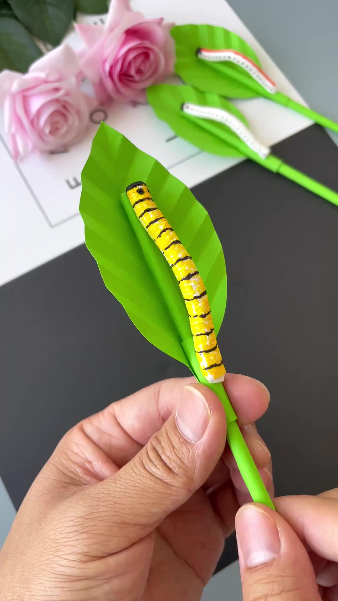 用纸巾给小朋友做一只会动的毛毛虫吧!