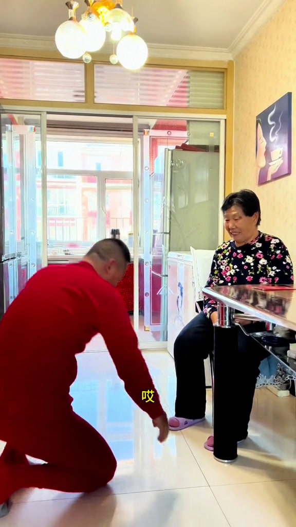 过年了,给老妈磕头拜年