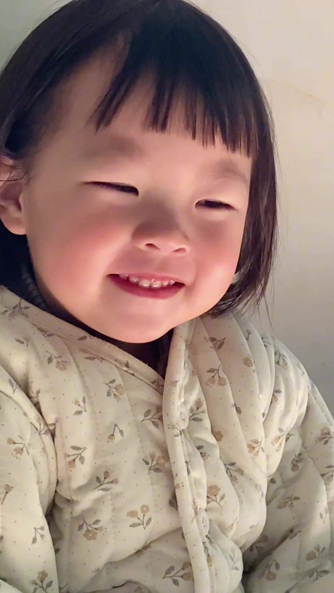 单眼皮肿眼泡小眼睛也不影响她笑得这么甜啊