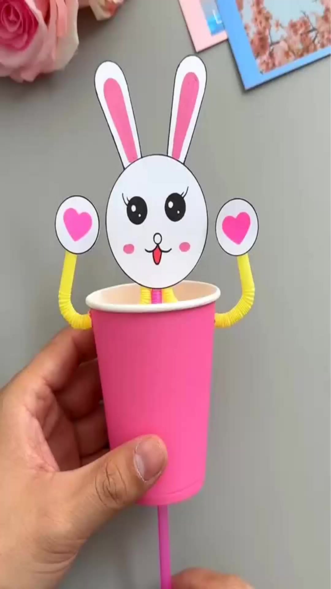 用纸杯来给孩子做一个可以招手的小白兔吧,简单又好玩!