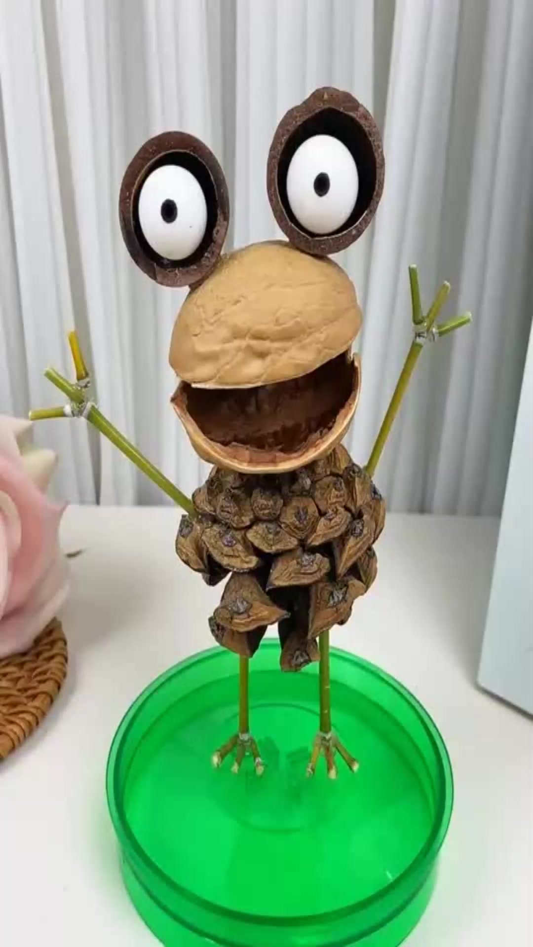 吃完的坚果壳不要丢了,简单粘贴一下做好看的小青蛙吧!