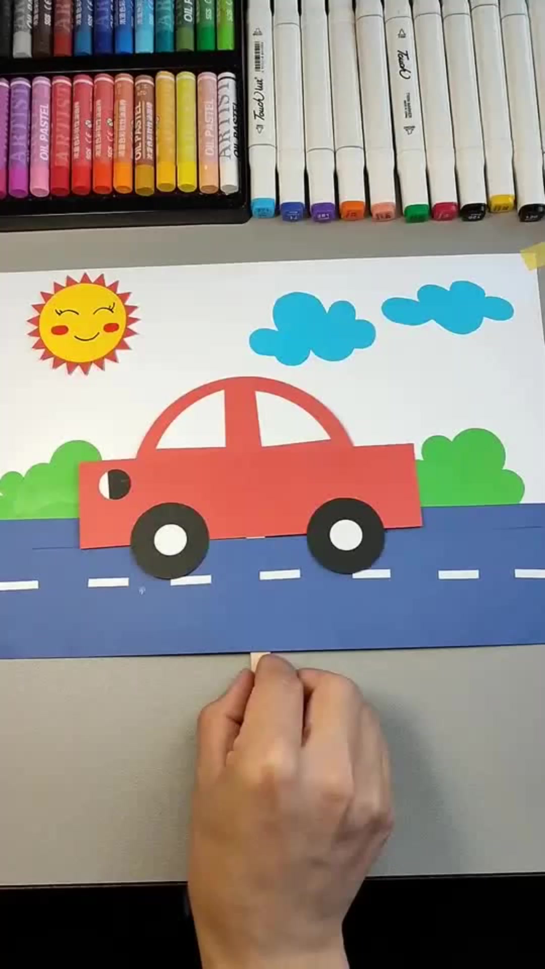 教大家用卡纸来制作一辆行走的小汽车吧!一起和孩子动手试试吧!