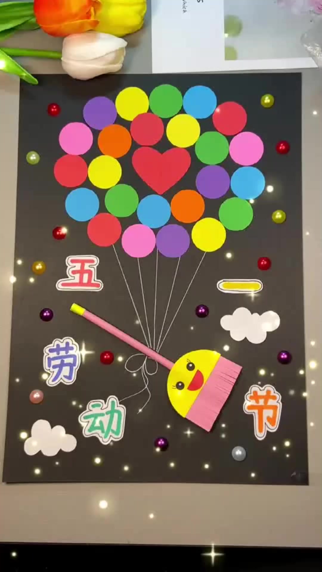 适合五一劳动节做的手工,来做个彩色扫把热气球吧!