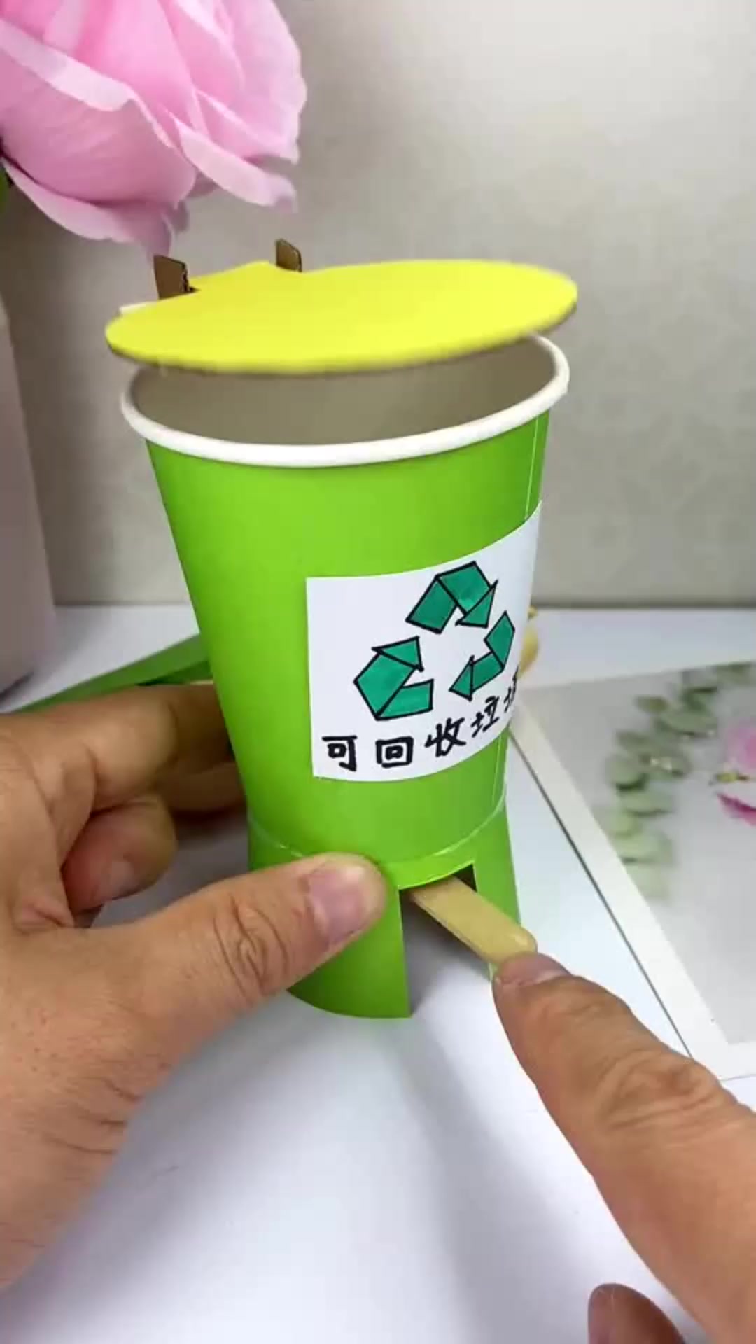 用完的纸杯不要丢,一起来制作一个可回收垃圾桶吧!非常简单!