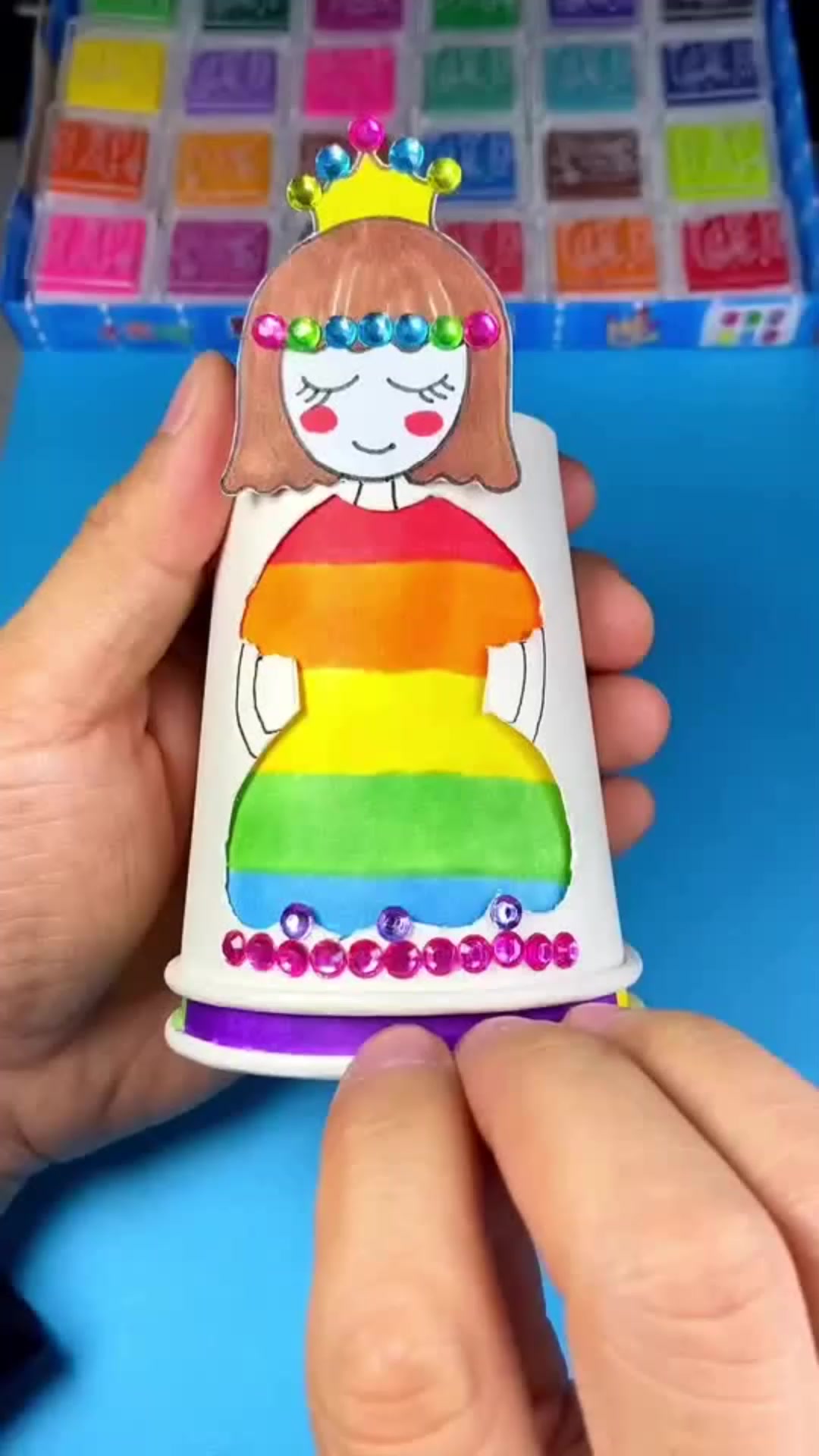 快来用纸杯做一个童话公主吧,小朋友们都很喜欢!