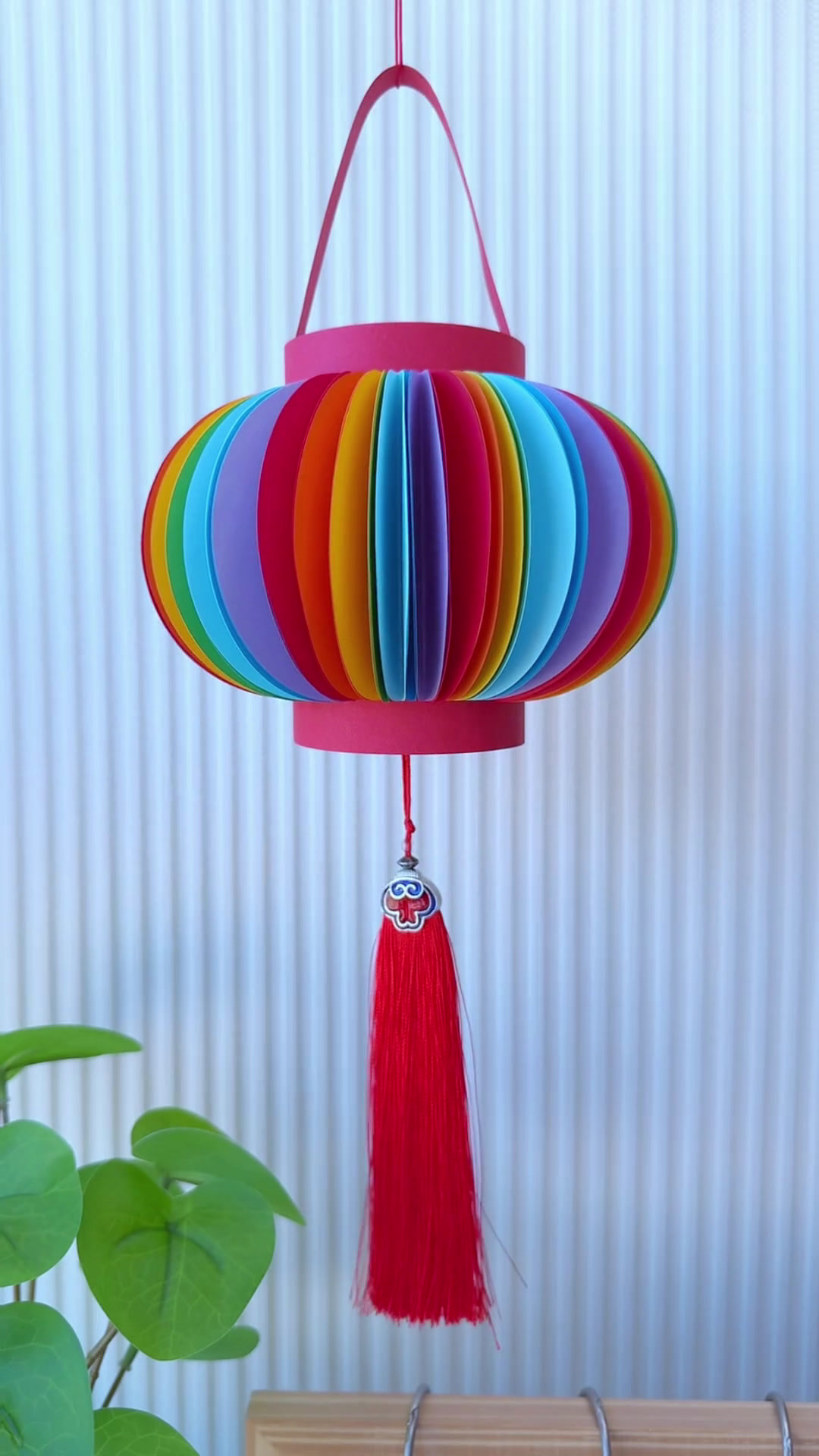 马上就是元宵节,用圆形卡纸和水瓶来做超好看的彩色灯笼吧!