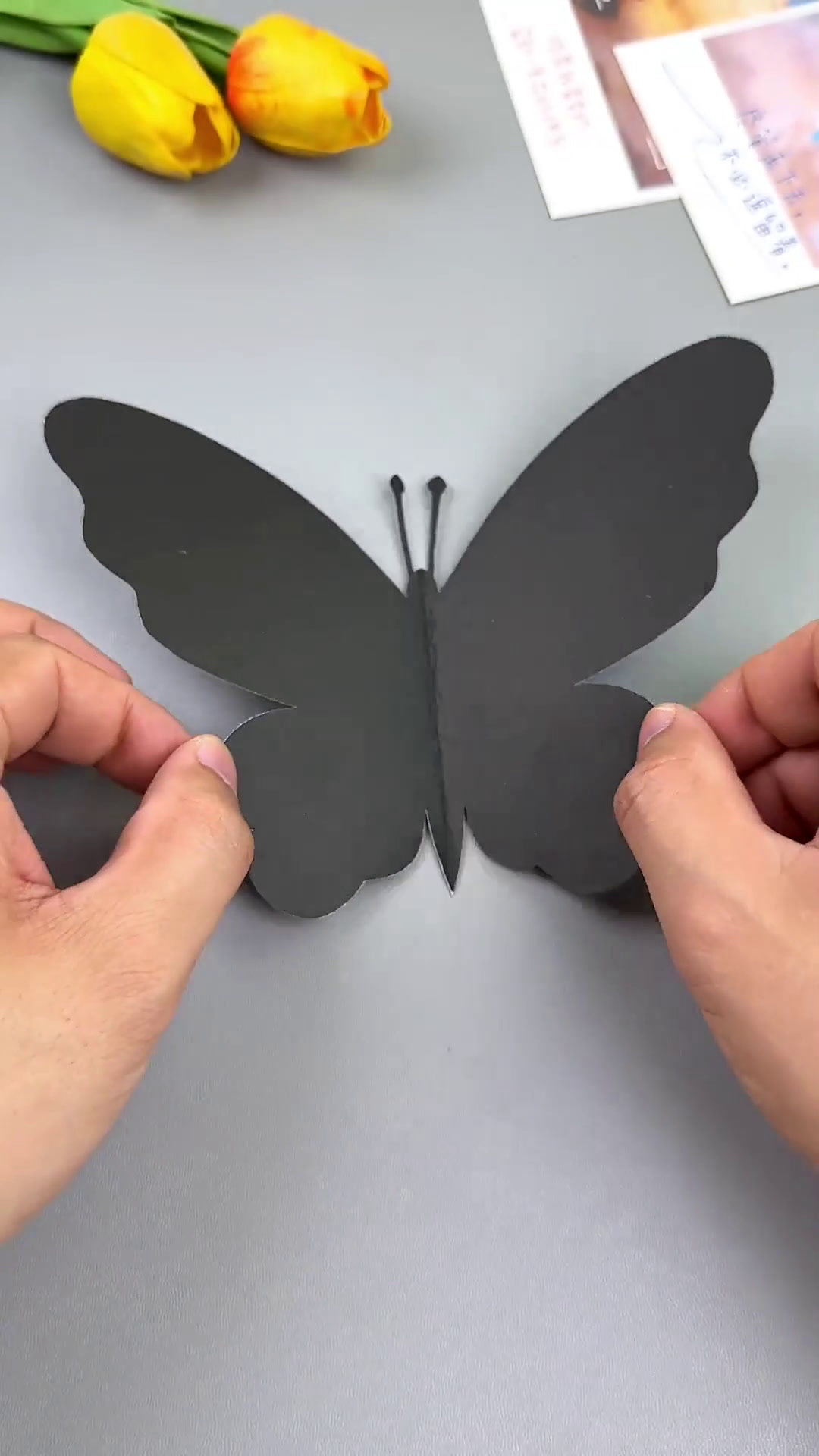 特别简单的花蝴蝶手工,有颜料和卡纸就能做,快和孩子试试吧!