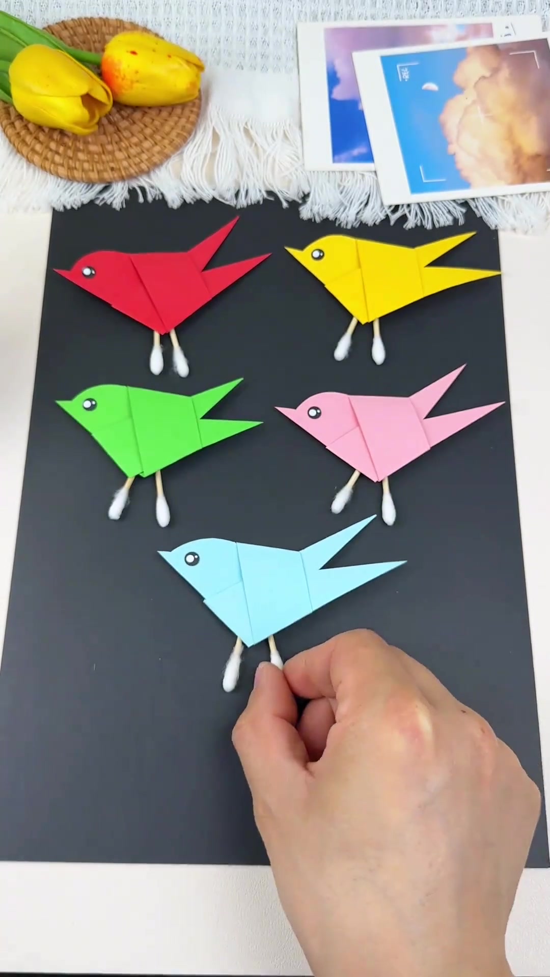 用一个纸条就可以做出好看的小鸟,一起来和孩子做几只试试吧!