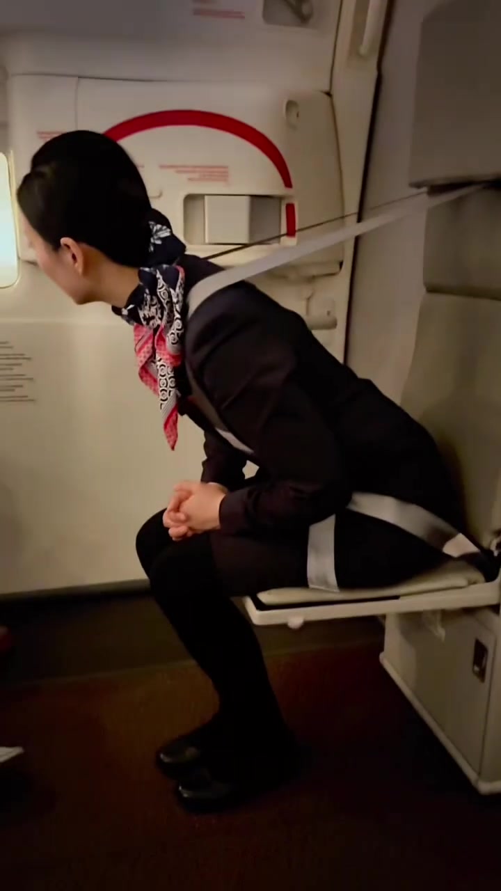 还记得坐在你对面的那位空姐吗