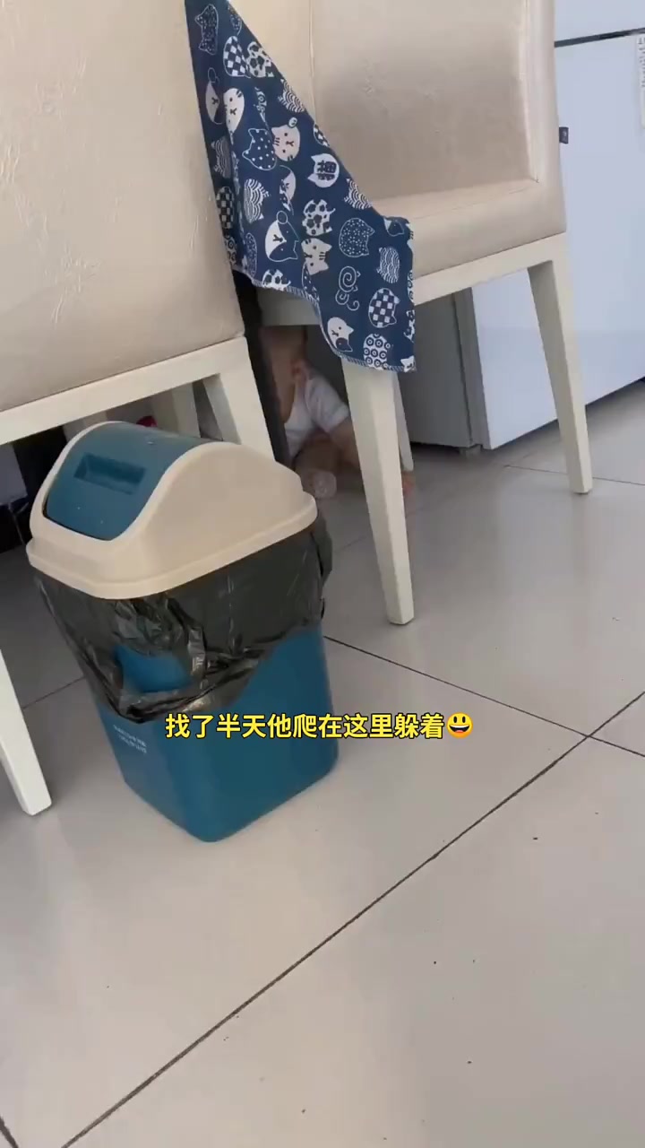 找了半天,他趴在桌子下面躲着