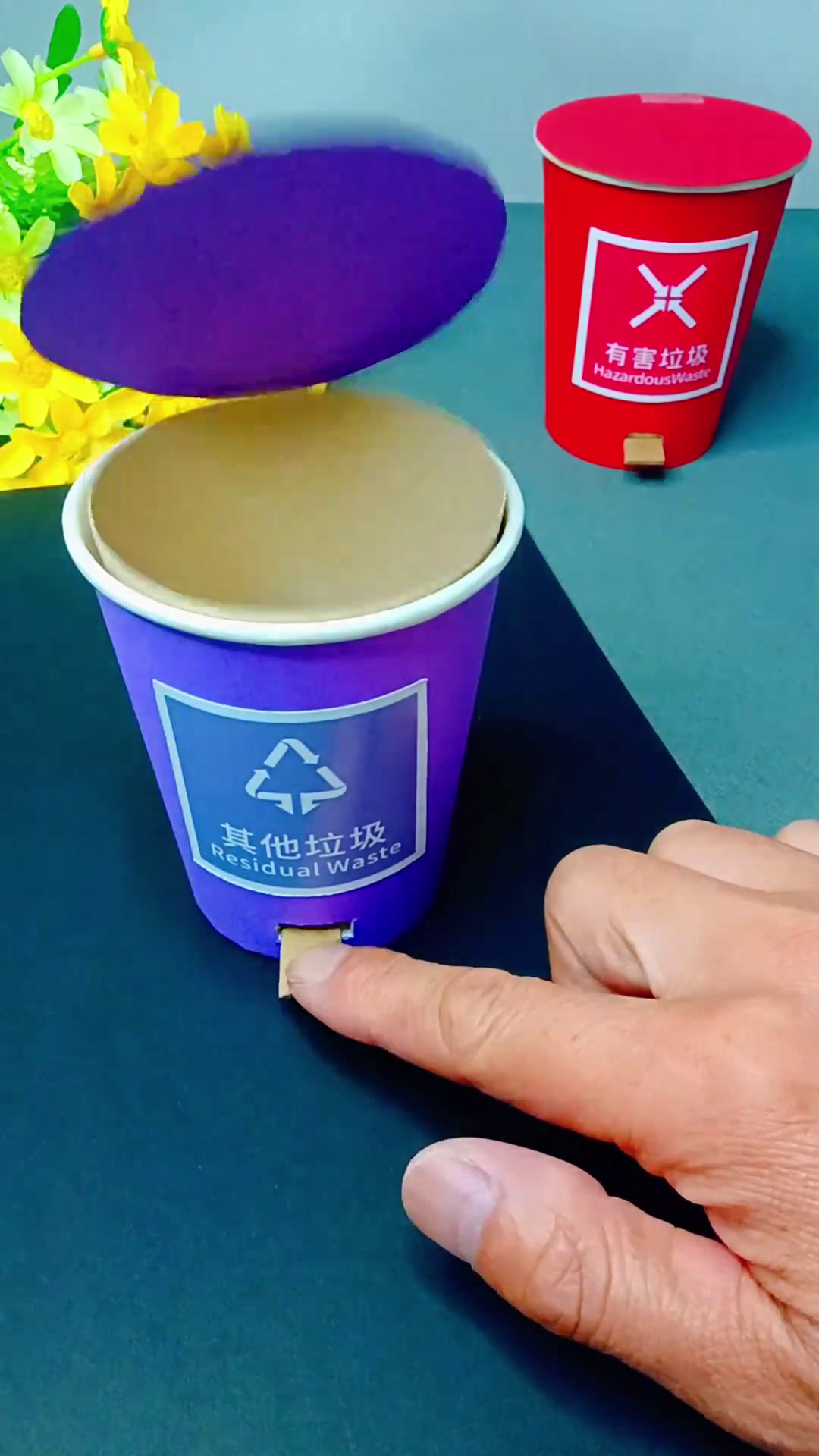 亲子手工:用纸杯做环保垃圾桶