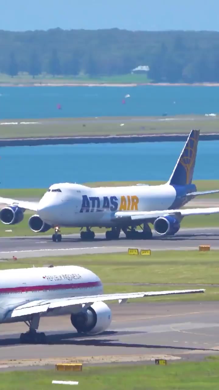 atlas air boeing 747震撼起飞,货航满载起