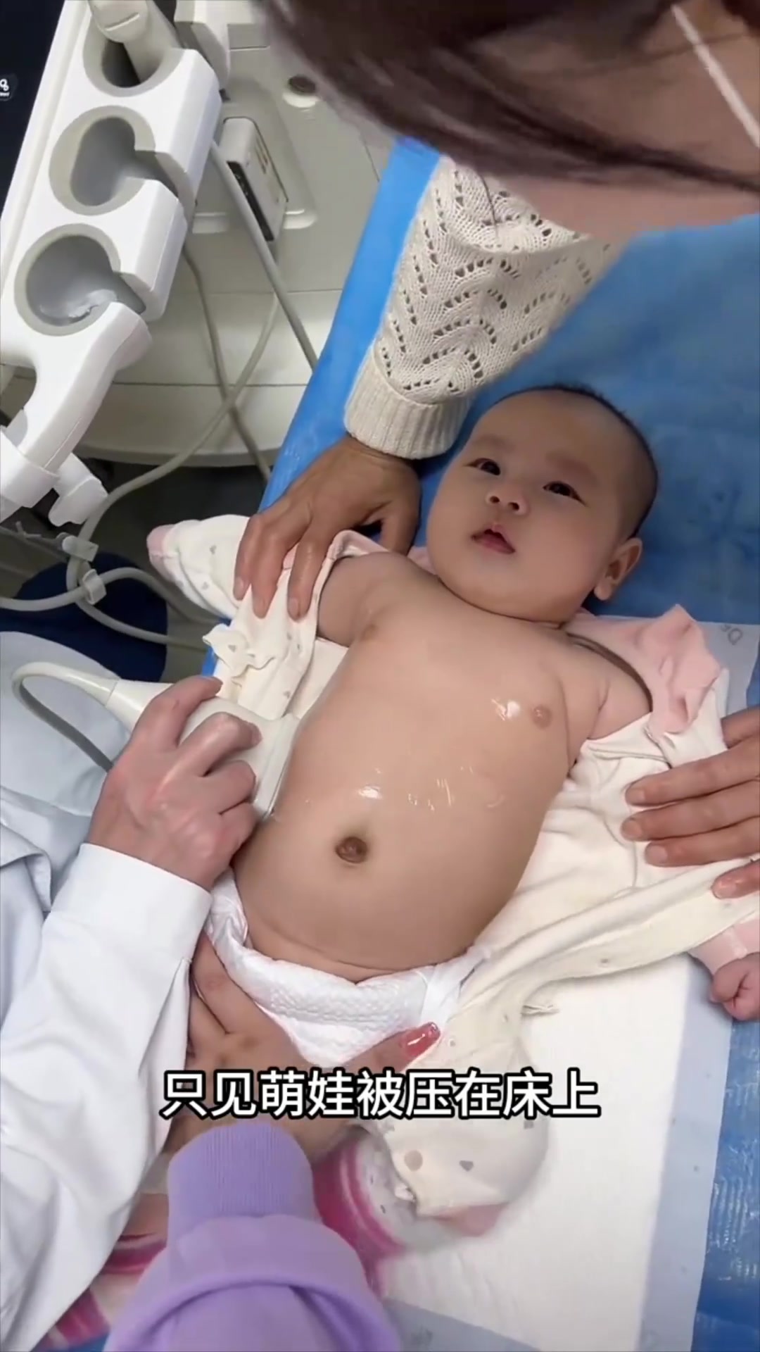 露出肚子做检查的小萌娃