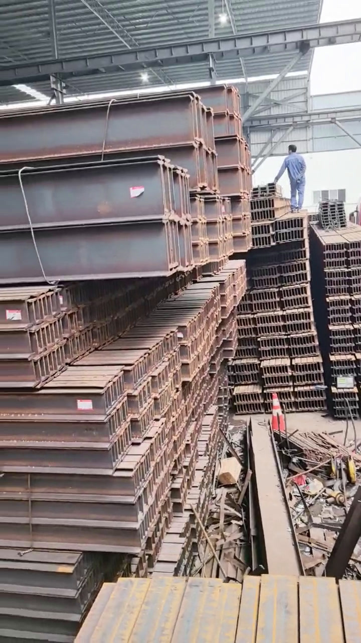 仓库大量优质的钢材储备