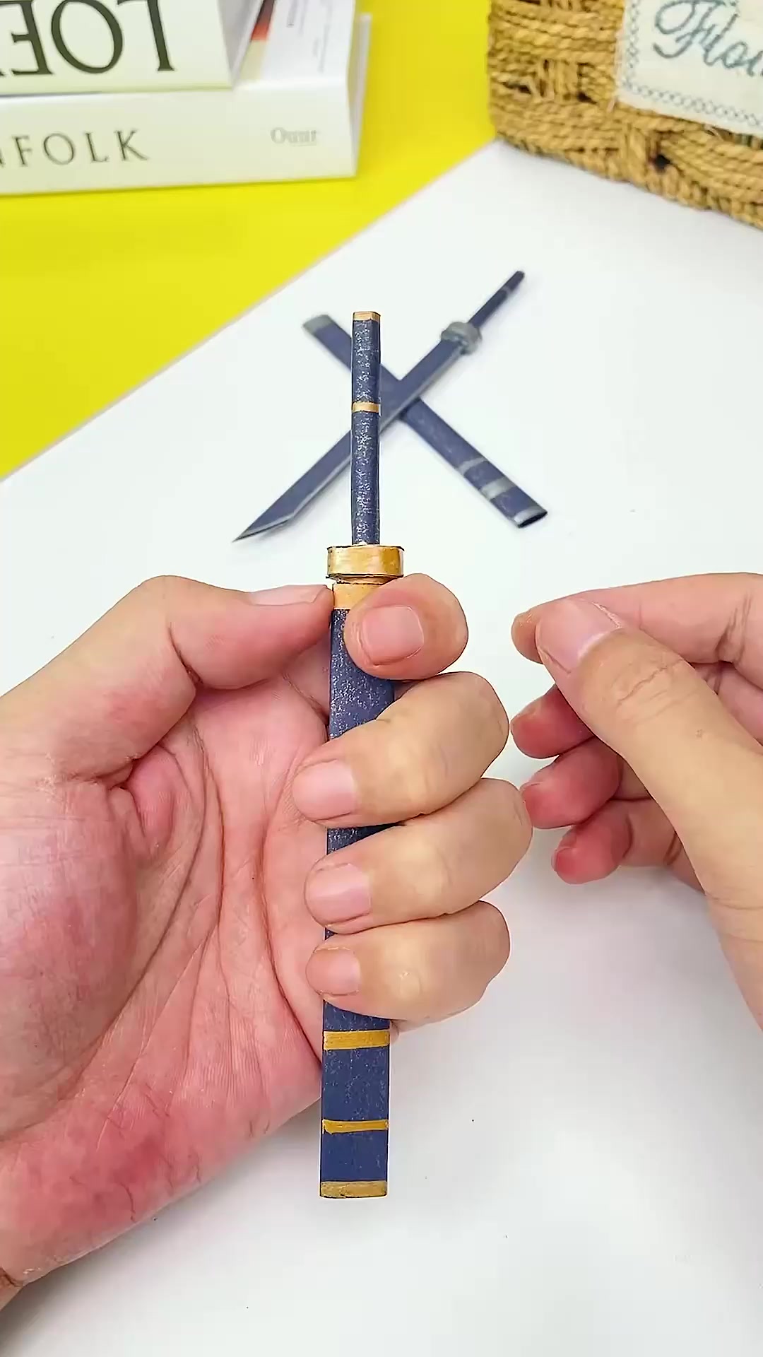 一起来做个个帅气的宝剑折纸吧.宝刀折纸