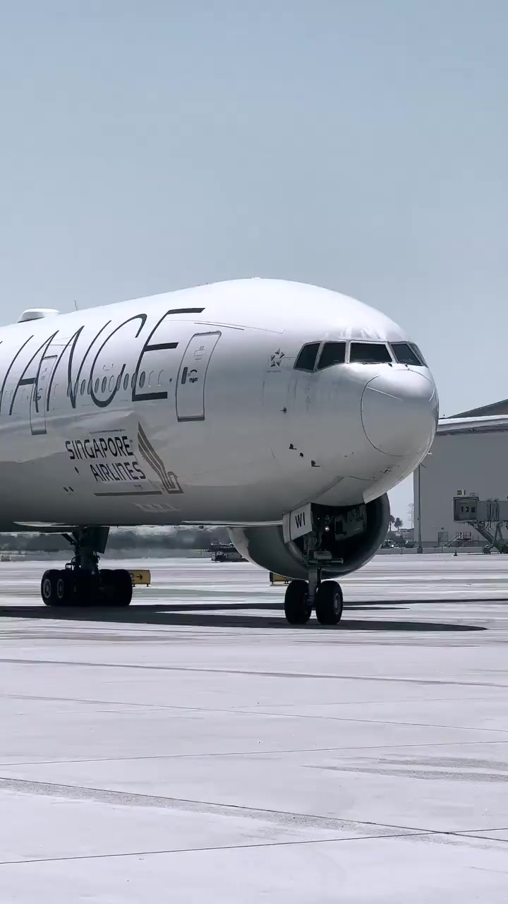 新航b777,星空联盟涂装惊艳出镜,你认识飞机下方的发动机型
