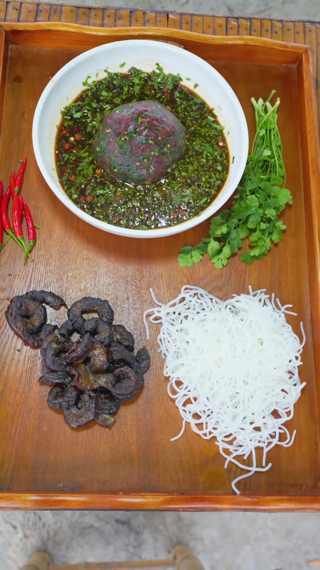 云南美食牛苦肠撒撇牛肉拌着吃越吃越上头