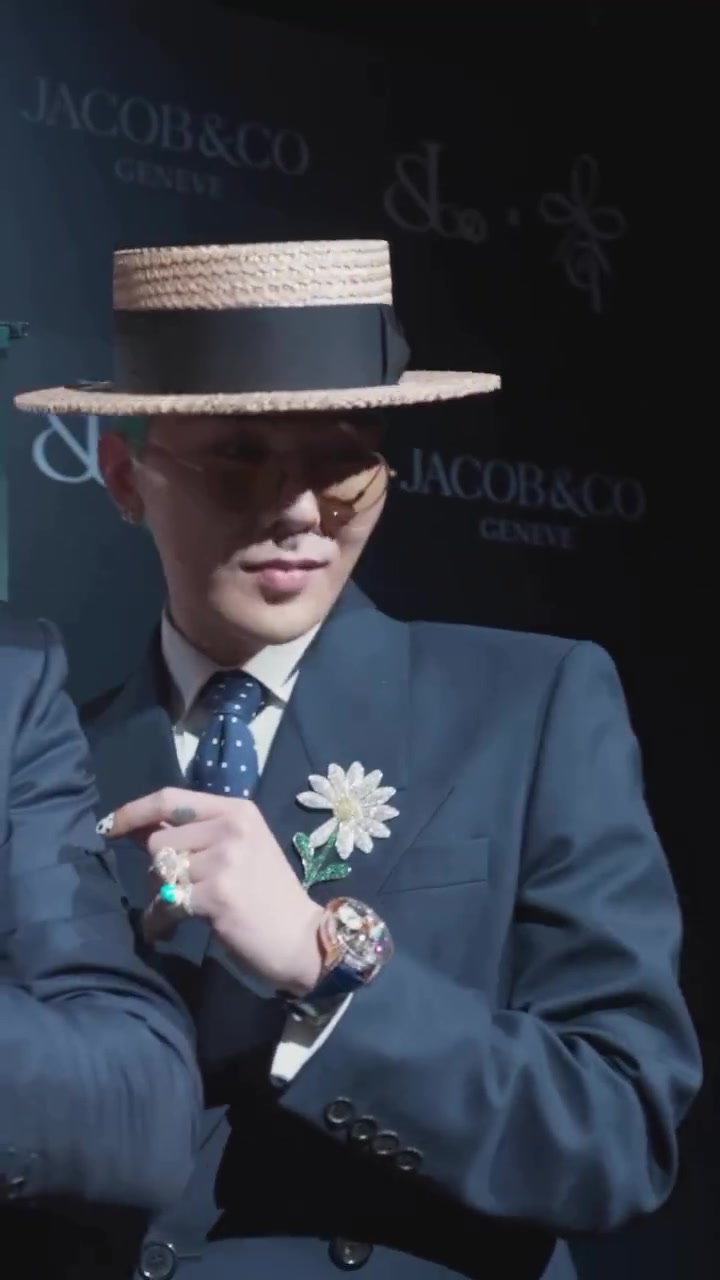 权志龙连定制的手表都要带上自己的雏菊logo