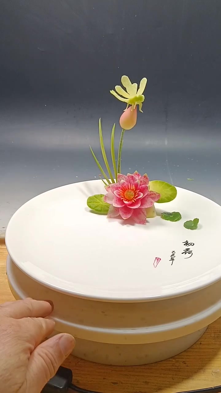 今天的盘饰来了,荷花蜻蜓,想学习这个荷花详细的雕刻教程的朋友可以看