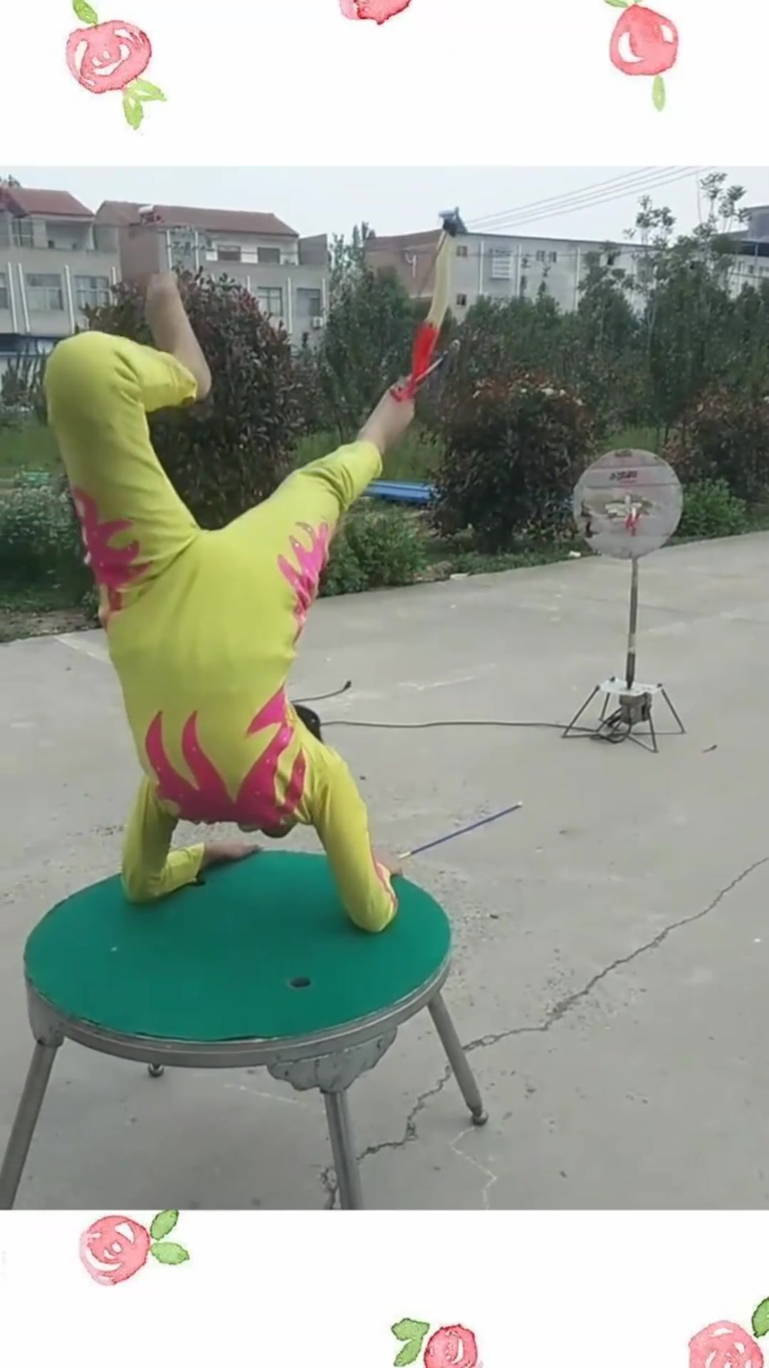 农村孩子表演杂技,眼前这操作,真是把我看呆了