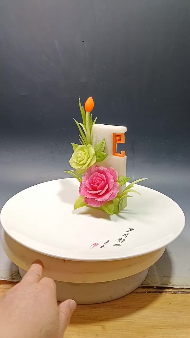 今天搞了一天月季花盘饰,结果发现越简单的越好看