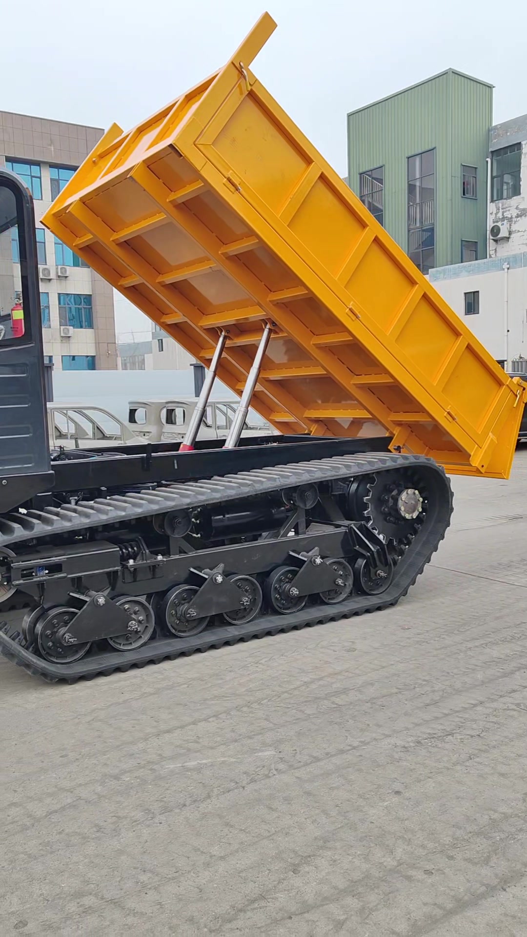 12吨履带运输车带速行驶效果