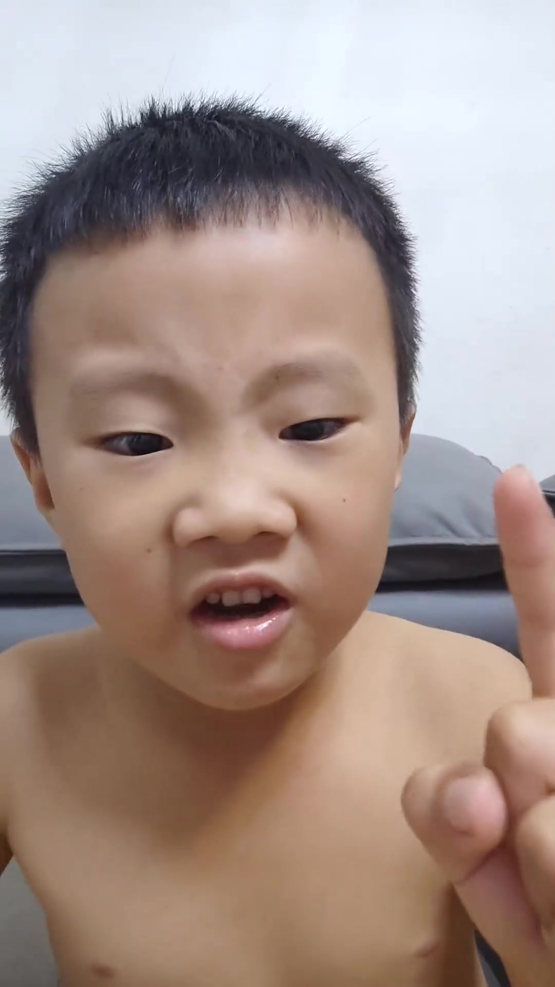 调皮捣蛋的小家伙 搞怪宝宝 阳光小男孩