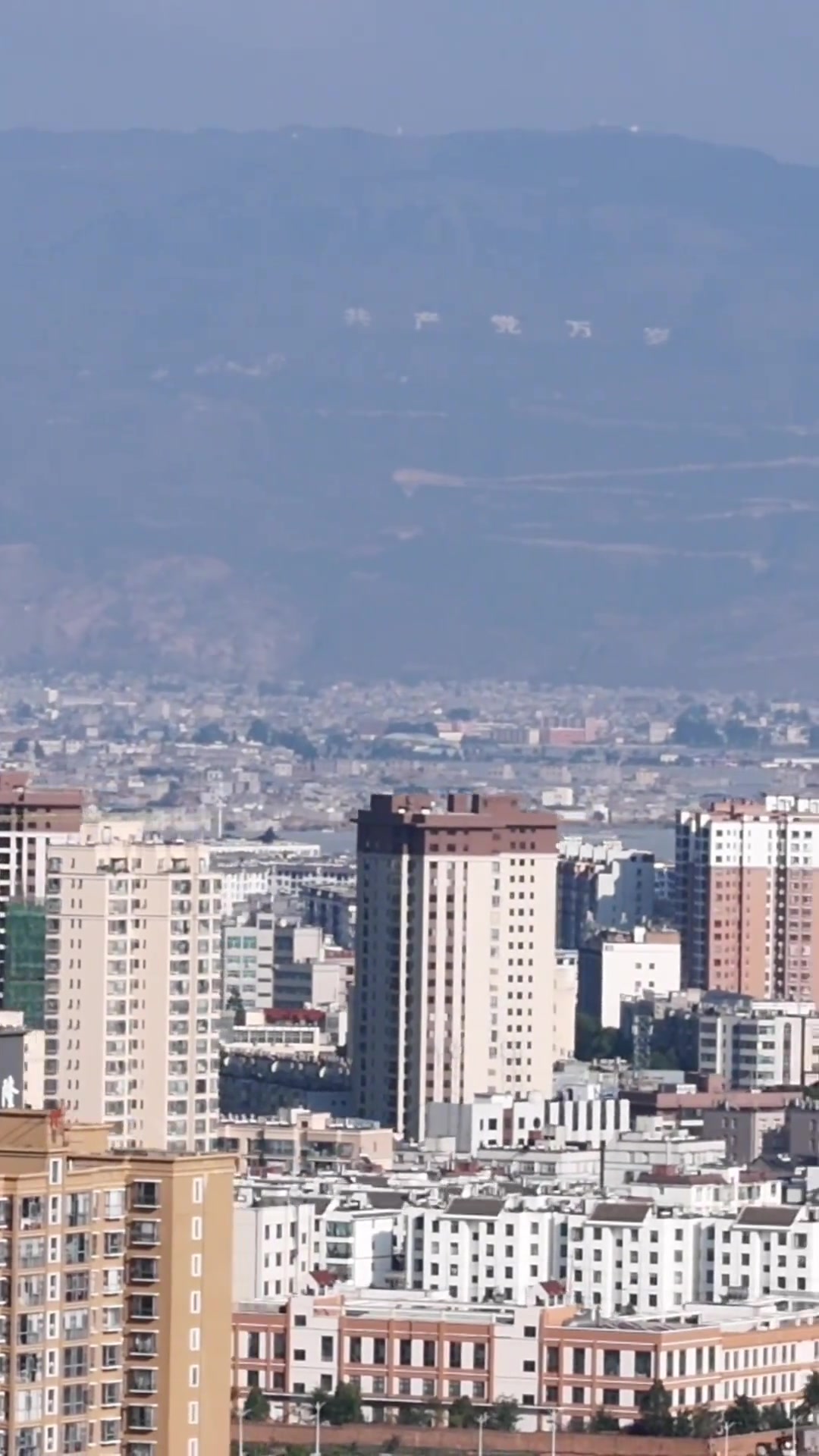 你不要不相信,这绝对是云南最大的坝子,陆良,这里city不city