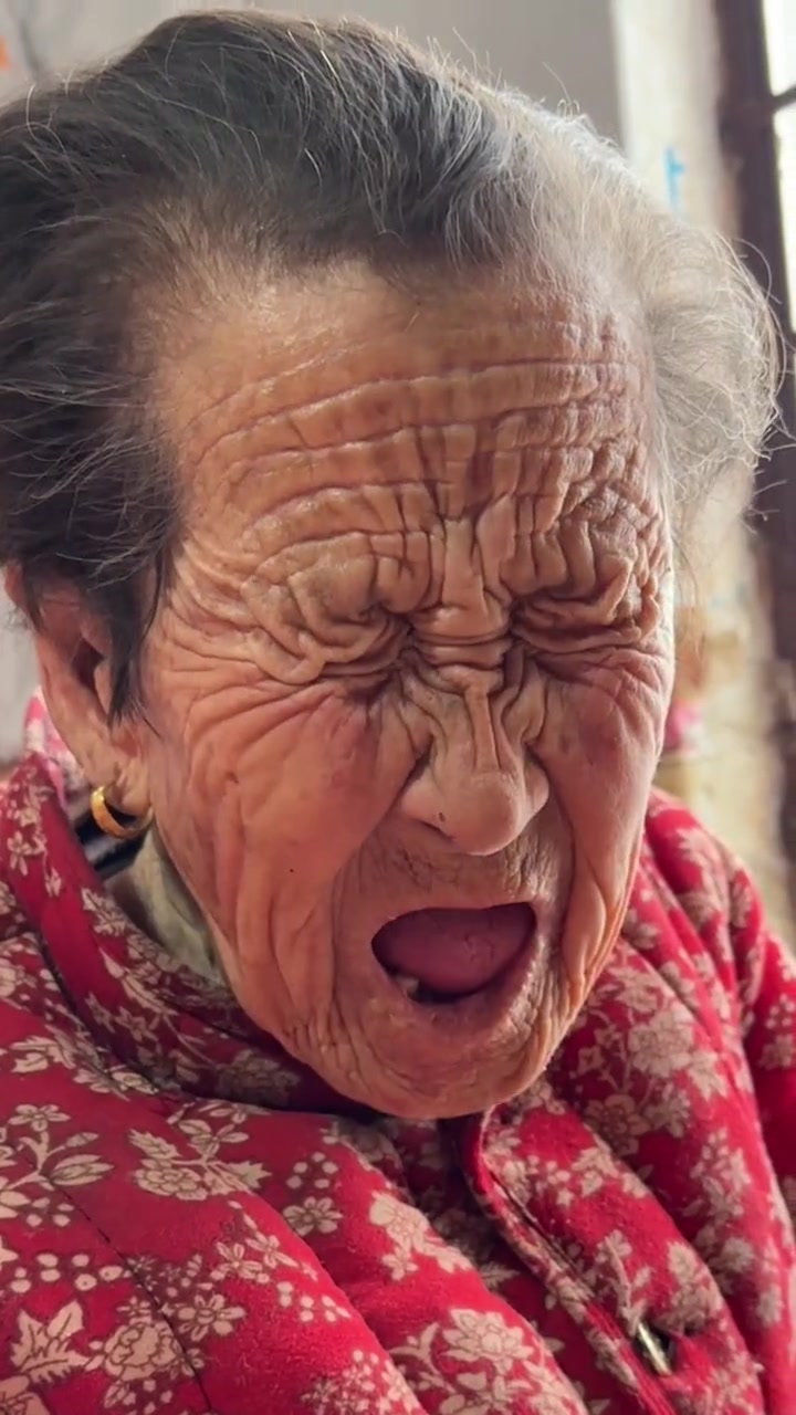 看看剩下一个"本地牙"的老太太是如何吃水果的