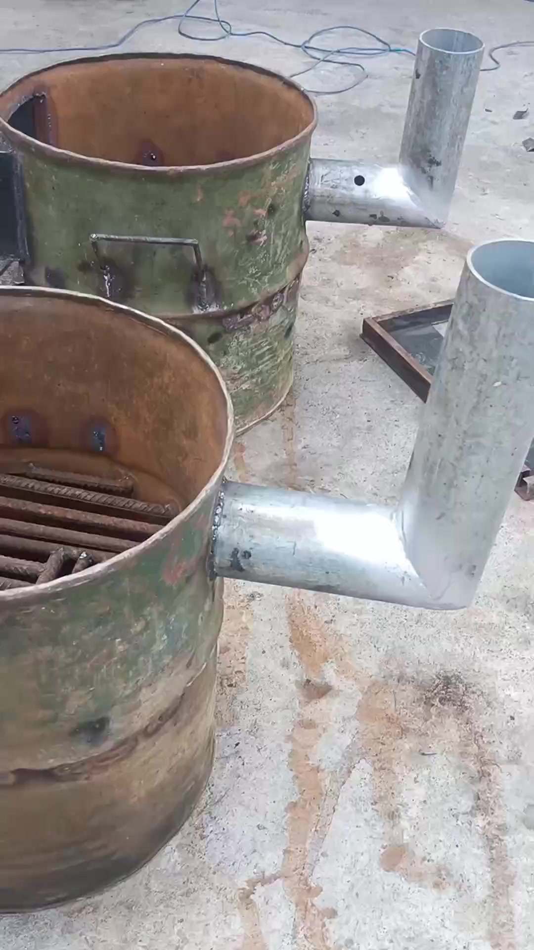 废旧油桶变柴火灶,师傅巧手制作新炉具,实用又环保!