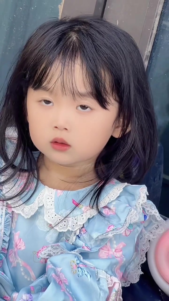 圆圆的脸蛋圆圆的眼圆圆的小脑袋里面充满了疑惑