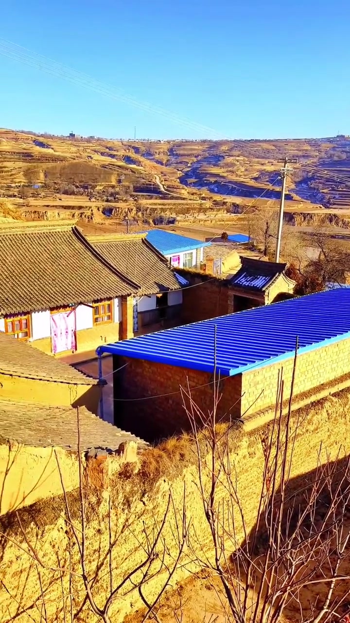 大西北一个寻常的乡村院落日暮时分,却是千万游子心底挂念的一副淡淡