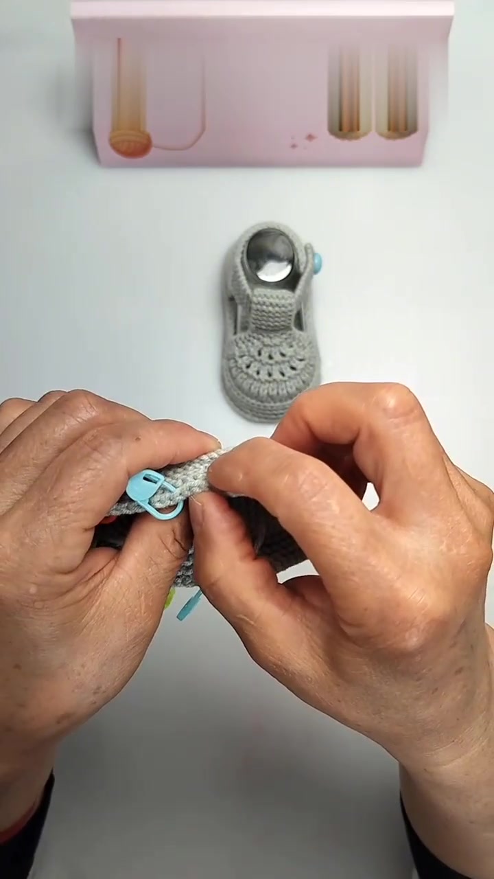 宝宝鞋的100种织法一凤尾花宝宝鞋,鞋面分针