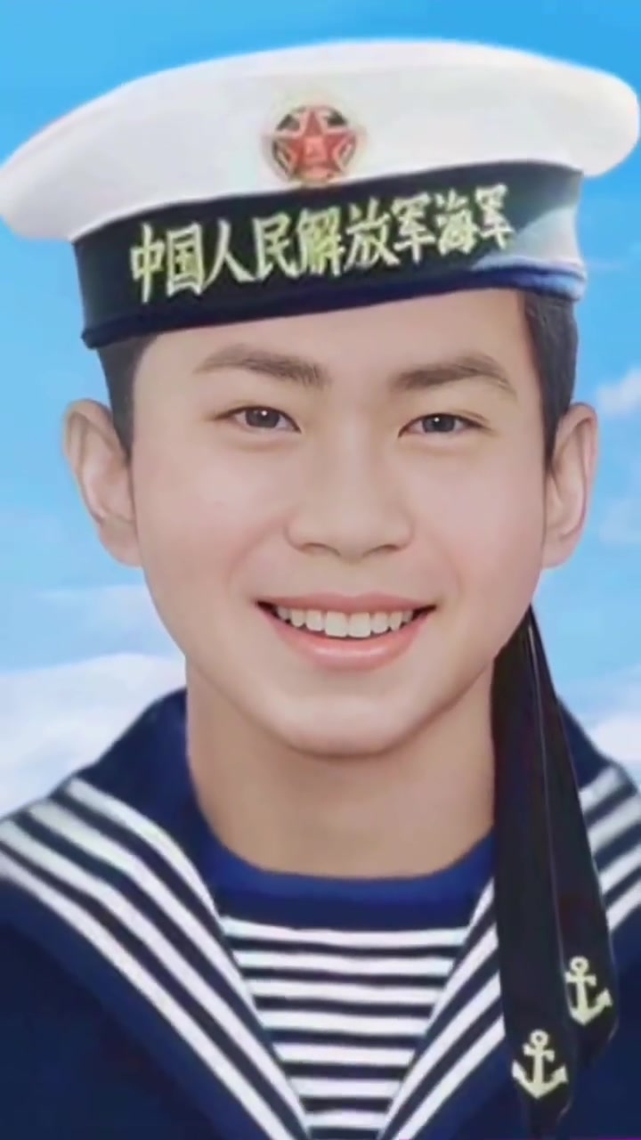 海军水兵帽规定的戴法:帽沿离左眉二指,离右眉一指