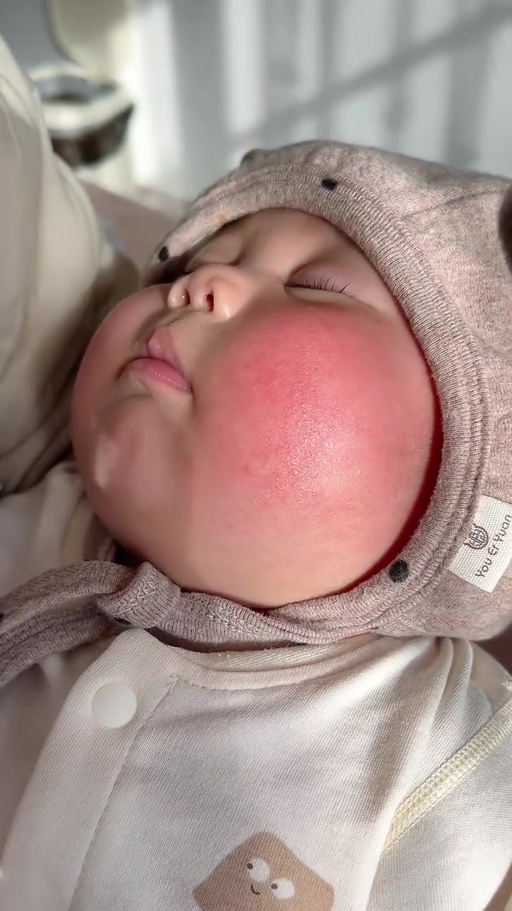 宝宝的苹果肌 好想咬一口