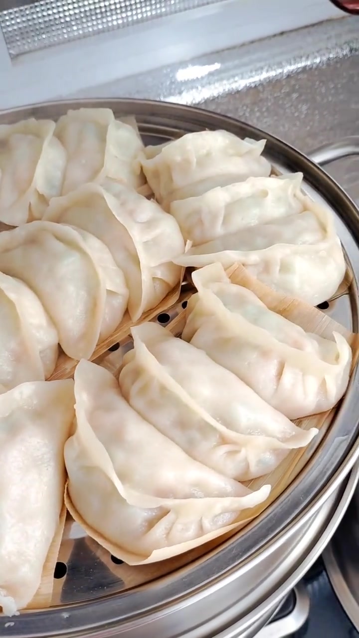 热气腾腾的角瓜猪肉馅烫面包