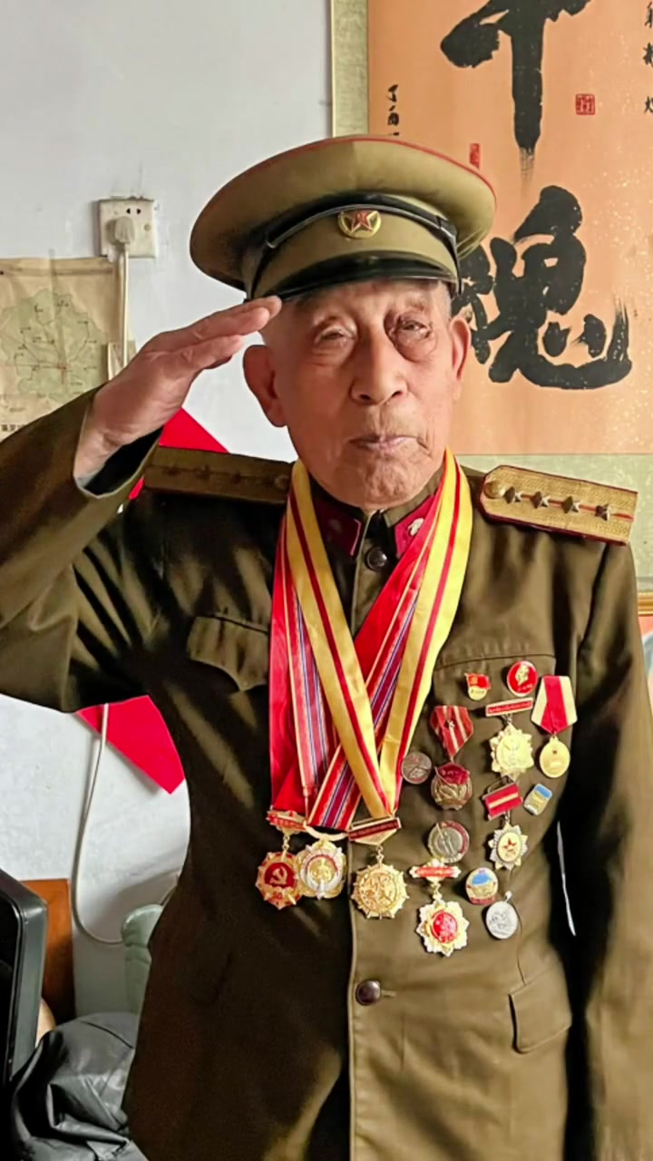 致敬百岁抗战英雄滕西远爷爷,铭记历史,传承精神