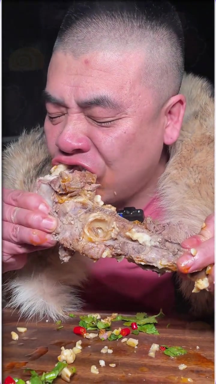 大口吃肉的感觉太爽了