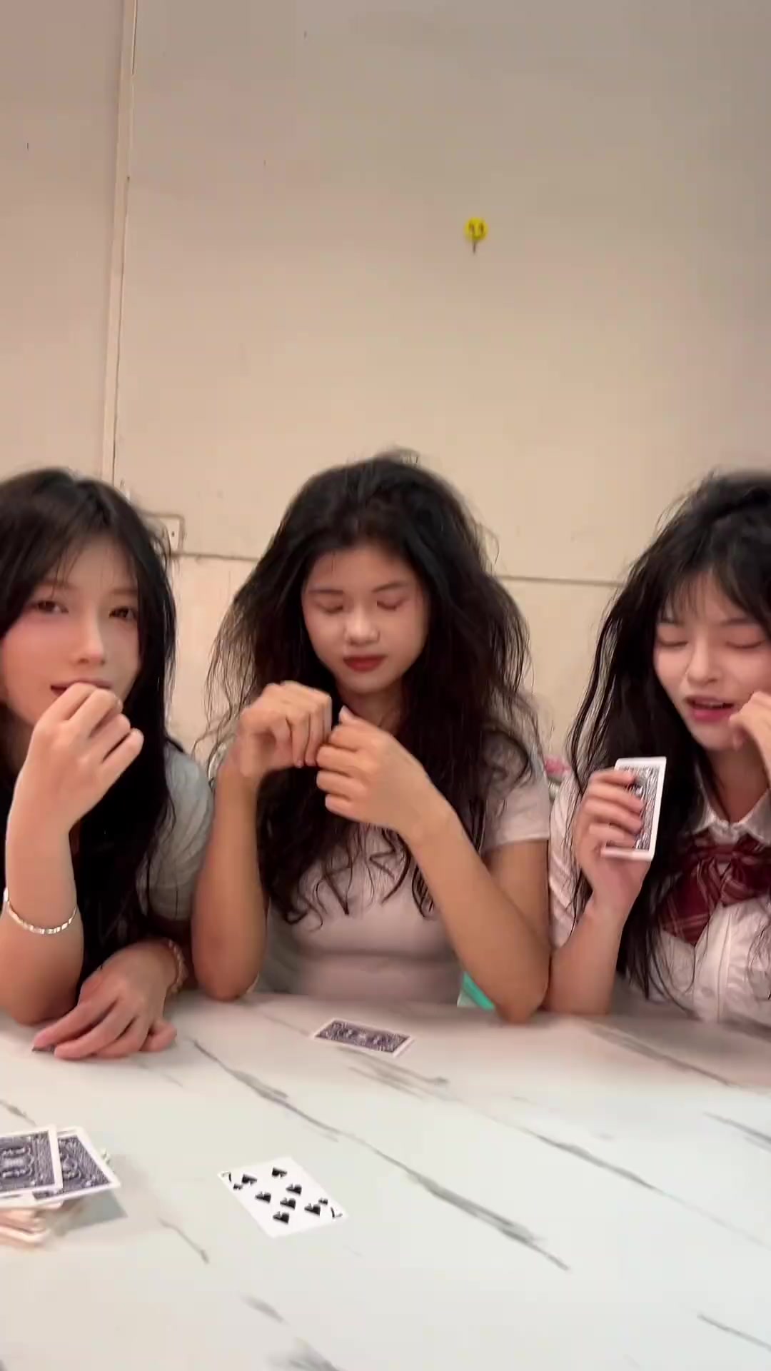 趣味游戏炸金花,我有牌你们小心一点喔,扑克牌的各种玩法