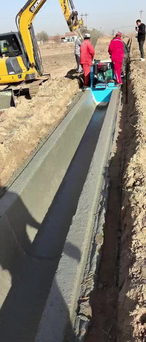 全自动商混料边沟衬砌机 u型水渠成型机 定制出口水渠滑模机