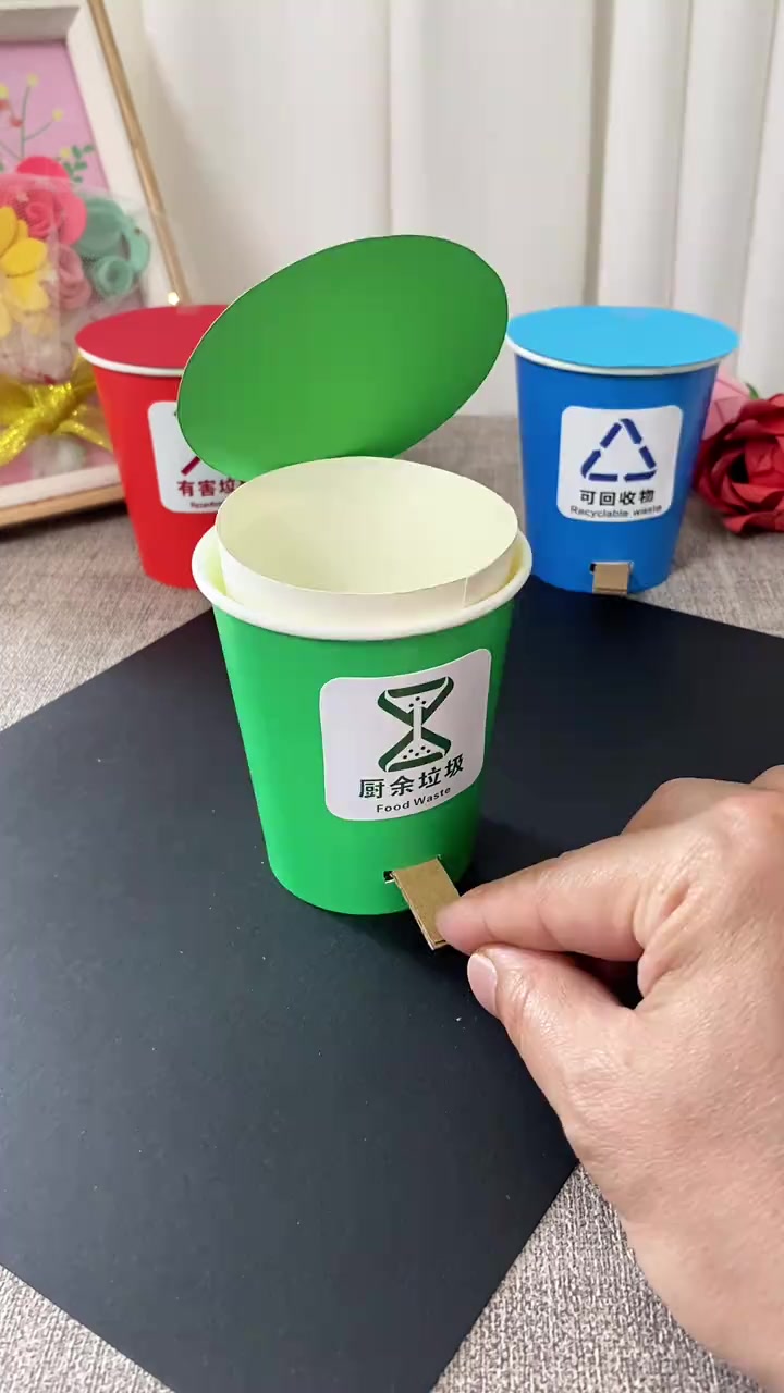 五一劳动节要到了,用两个纸杯就能做环保垃圾桶劳动节手工,和孩子一
