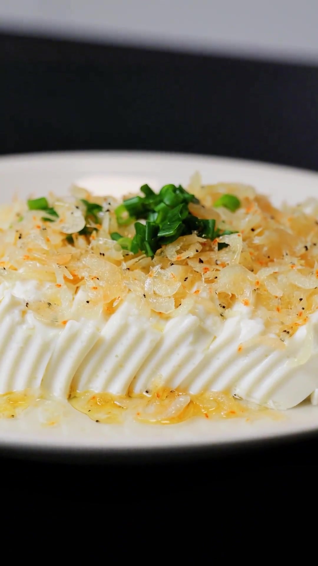 虾皮豆腐:一道简单好吃的凉拌菜,适合当下季节