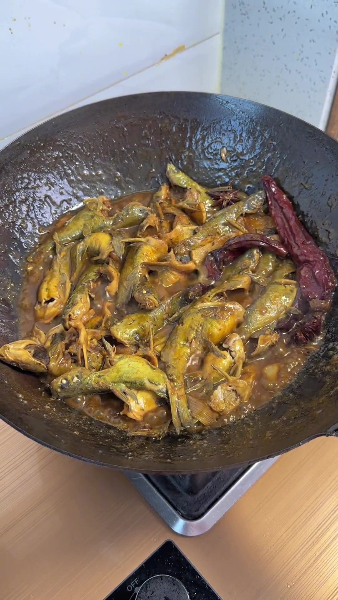 嘎牙子准备葱姜蒜大料炖一盘