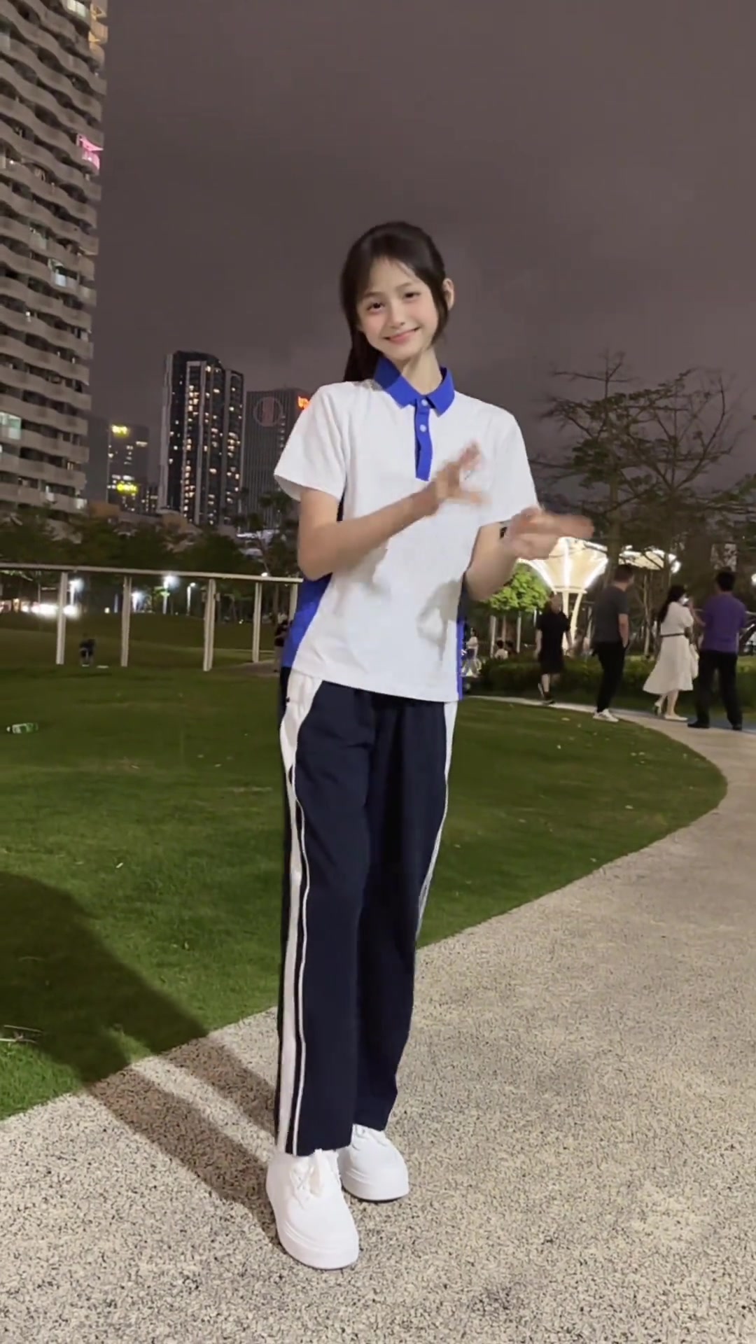 好萌的舞蹈,知世摇,校服少女青春洋溢