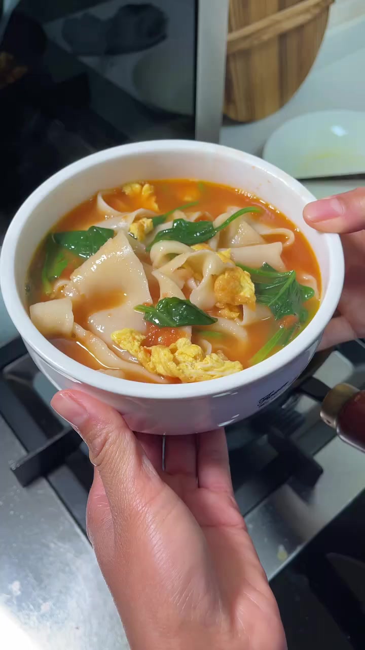 不知道吃啥?那就做番茄鸡蛋汤烩面,简单好吃不腻