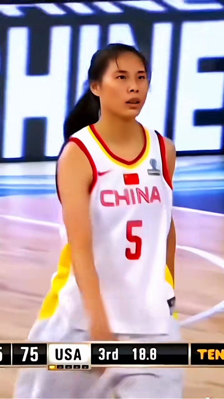 王思雨强势突破上篮得分