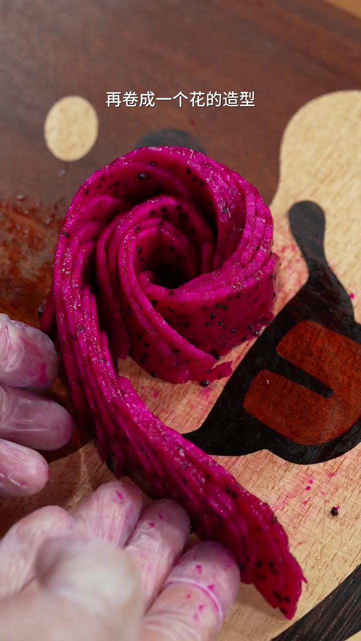 年夜饭桌上,要一来道寓意着红红火火花开富贵的火龙果拼盘