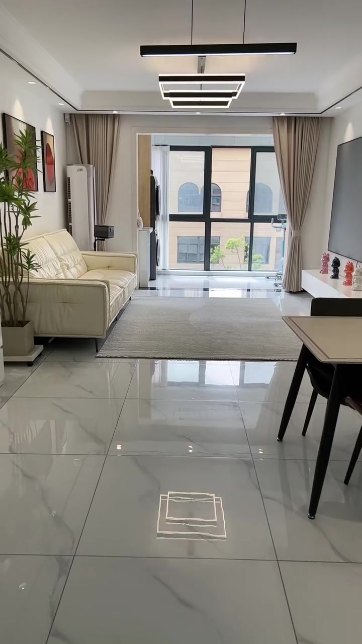 如果让我再装修一次,我依然会选择客厅通铺爵士白地砖,又亮堂又不容易